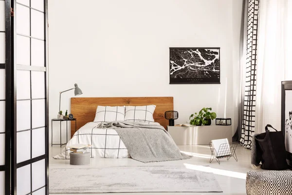 Copier l'espace sur le mur blanc avec carte noire dans la chambre moderne avec lit king size avec tête de lit en bois — Photo