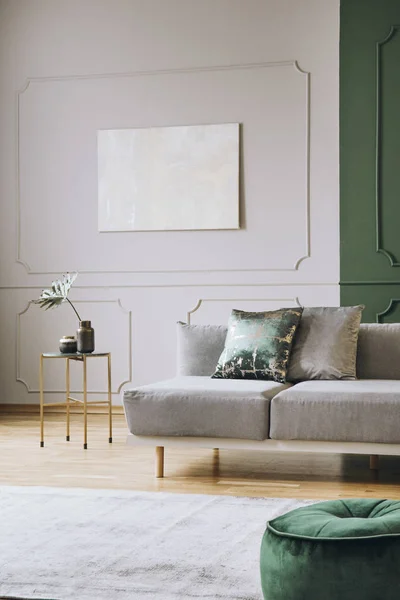 Pintura abstrata na parede vazia de elegante sala de estar interior — Fotografia de Stock