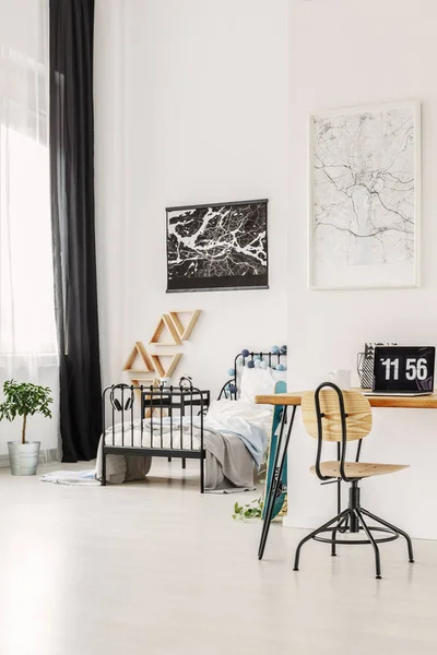 Vista vertical do espaço de trabalho confortável com laptop e mapa no quarto de adolescente na moda — Fotografia de Stock