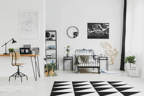 Design de interiores preto e branco do quarto de criança brilhante com laptop na mesa de madeira — Fotografia de Stock