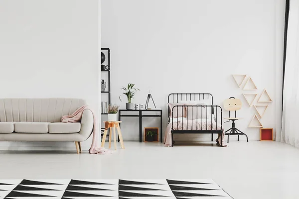 Μπεζ μοντέρνο καναπέ στο υπνοδωμάτιο του παιδιού με βιομηχανικό έπιπλο και σχέδιο μαύρο και άσπρο χαλί στο πάτωμα, αντίγραφο χώρου σε άδειο τοίχο — Φωτογραφία Αρχείου