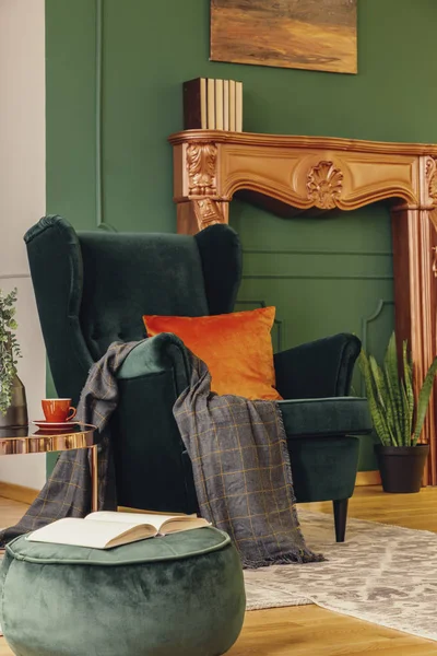 Gemütliche Leseecke mit bequemen Sessel, Couchtisch und Buch auf Hocker — Stockfoto