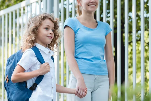 Garçon excité avant l'école — Photo