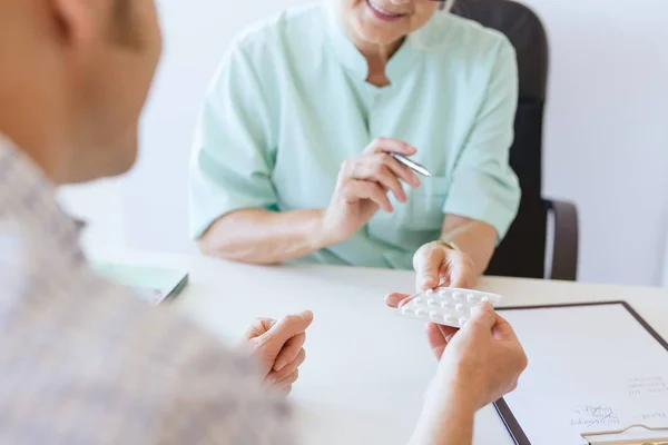 Läkare som ger pillren — Stockfoto