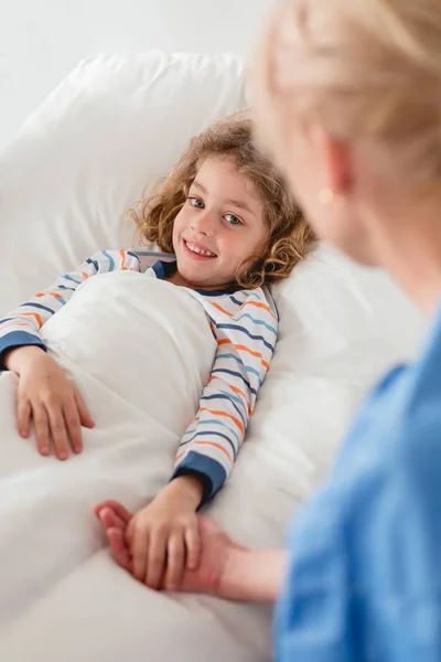 Holding mom's hand — Stock Photo, Image