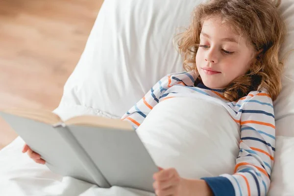 Pojke läser en bok — Stockfoto