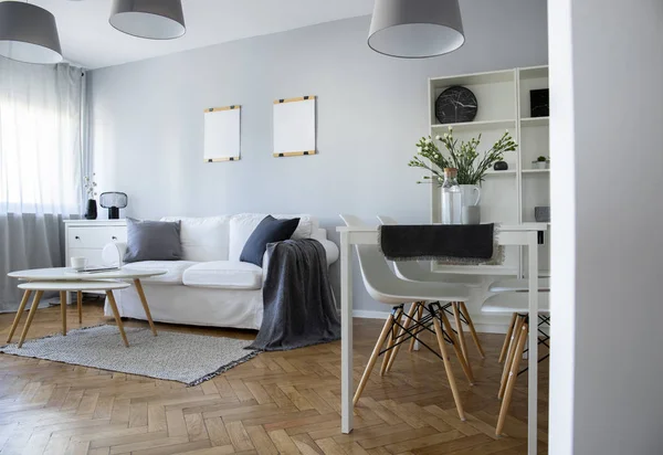 Trendy woon- en eetkamer interieur in modern open appartement in de stad — Stockfoto