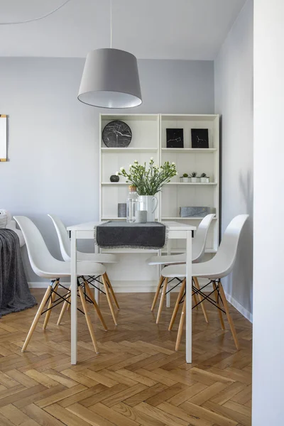 Beyaz ahşap mobilyalı İskandinav yemek odası dikey görünümü — Stok fotoğraf