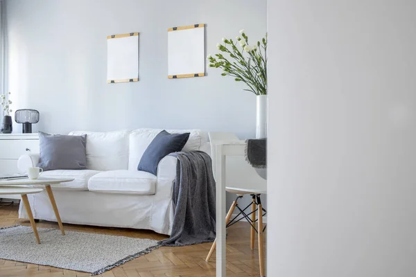Αντιγραφή χώρου σε άδειο λευκό τοίχο στο όμορφο διαμέρισμα στούντιο με μικρό σαλόνι — Φωτογραφία Αρχείου