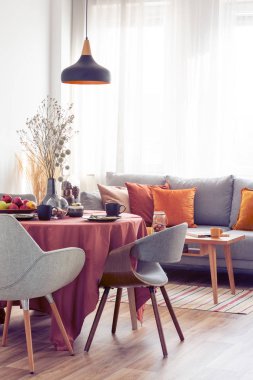 Gri, beyaz ve zencefil tasarımı ile oturma ve yemek odası iç