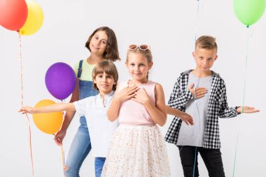 kız ve doğum günü partisi