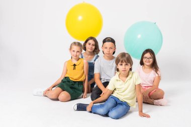 Birlikte oturan çocuklar