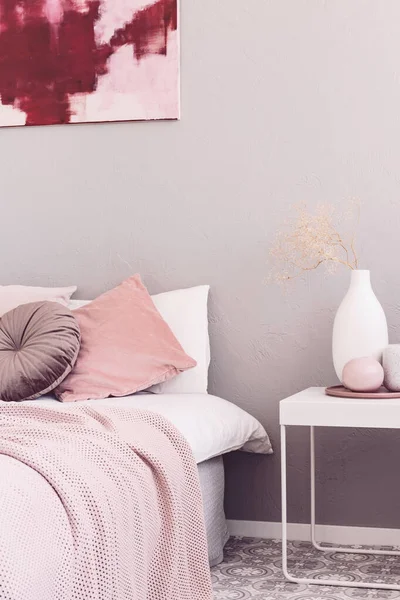 Copia spazio sulla parete beige di interni camera da letto alla moda — Foto Stock