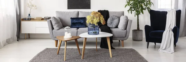 Virágok fa dohányzóasztal divatos nappaliban belső és skandináv design — Stock Fotó