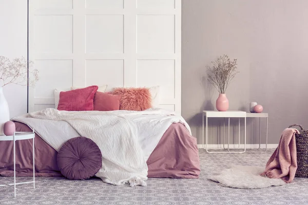 Interno della camera da letto scandinavo rosa, bianco e beige alla moda — Foto Stock