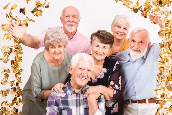 Boldog idősek csoportja, akik együtt ünnepelnek és szórakoznak — Stock Fotó