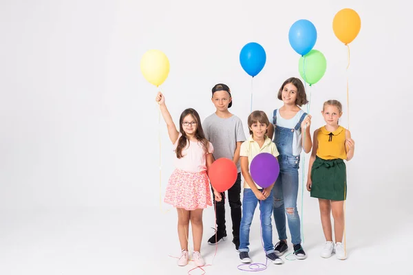 Anak-anak dengan balon — Stok Foto