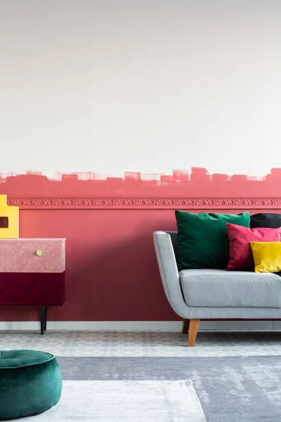 Moderní obývací pokoj interiér s vínovou a bílou ombre stěnou — Stock fotografie