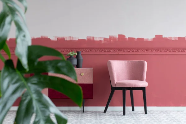 Стильный маленький пастельный розовый стул рядом с модным розовым и бордовым комодом — стоковое фото
