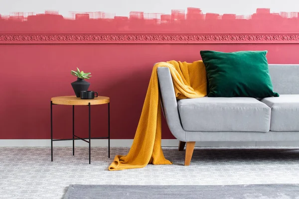 Elegantní a moderní obývací pokoj interiér s šedou pohovkou s polštáři a konferenčním stolem — Stock fotografie