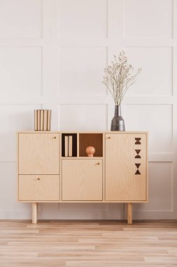 Şık günlük odada ahşap komodin üzerinde vazo kuru çiçekler