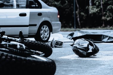 Korkunç araba kazasından sonra sokakta motosiklet kaskı.