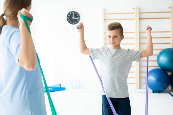 Kind op fysiotherapie — Stockfoto