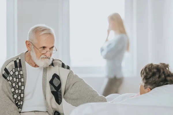 Homme plus âgé avec femme — Photo