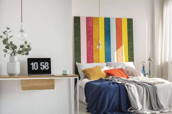Відкритий простір спальня і інтер'єр домашнього офісу з ліжком і столом — стокове фото