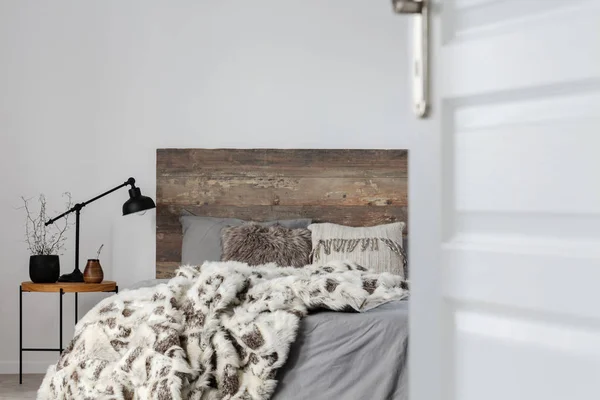 Open deur naar grijs elegant slaapkamer interieur met rustiek design, kopieer ruimte op lege muur — Stockfoto