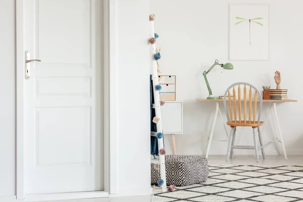 Lampe industrielle colorée à la menthe sur un élégant bureau en bois dans la chambre d'enfant blanche — Photo