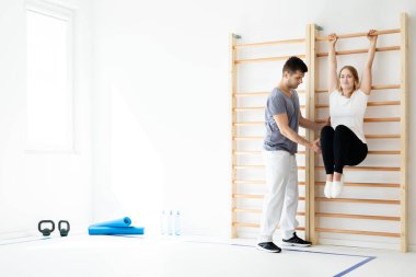 Karın kasları üzerinde çalışıyorum