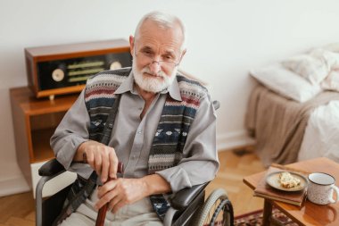 Evde yaşlı bir adam var.