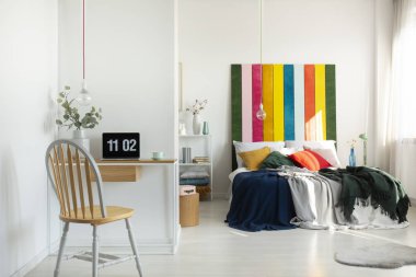 Açık alan yatak odası ve ofis içi yatak ve masa.