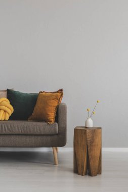 Gri boş duvarlı, güzel oturma odasındaki Retro tarzı