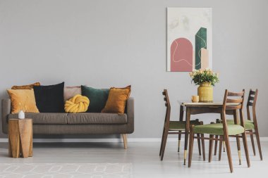 Moda koltuğu olan eski tarz gri oturma odası.