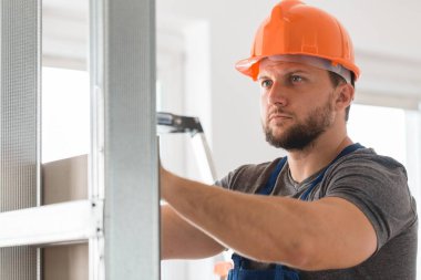 Duvarı inşa eden kişi