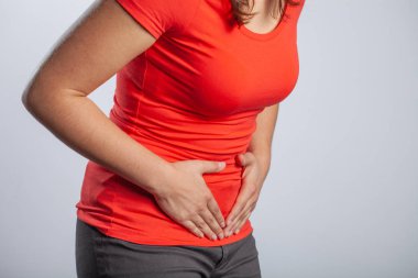 Karnını tutan ve adet krampları geçiren genç kadın