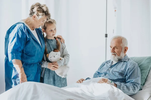 Girl supporting grandfather — ストック写真