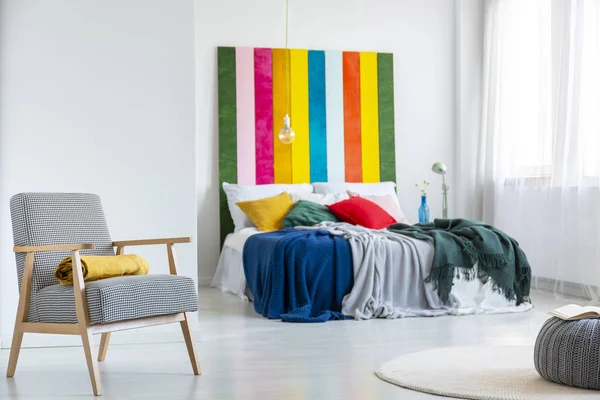 Poltrona retrò in camera da letto moderna con testiera color arcobaleno — Foto Stock