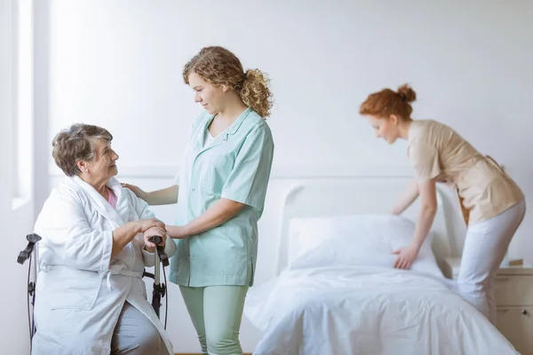 Vrouw op een looprek — Stockfoto