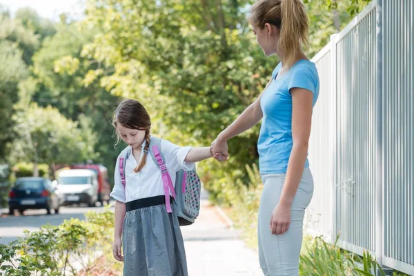 Ongelukkig meisje met mama — Stockfoto