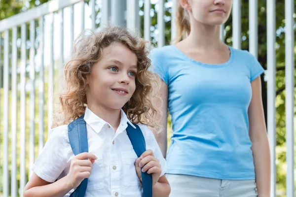 Caminar a la escuela —  Fotos de Stock