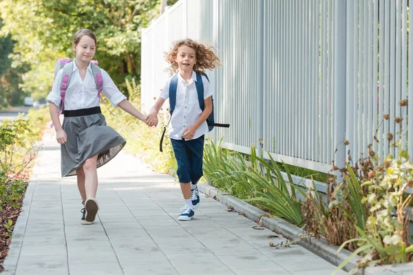 Crianças correndo para a escola — Fotografia de Stock