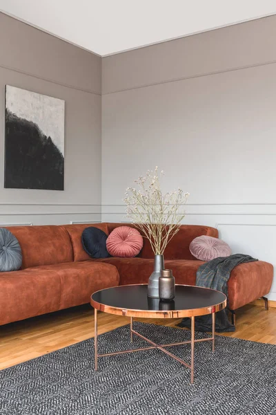 Çağdaş oturma odası iç gri boş duvara soyut siyah beyaz boyama