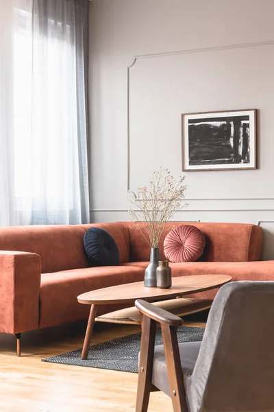 Poltrona vintage na moda na elegante sala de estar interior escandinavo com parede cinza — Fotografia de Stock