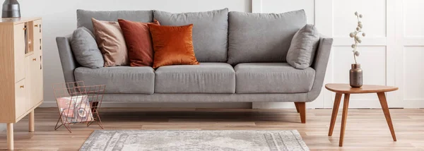 Herbstfarbene Kissen auf grauem Sofa im modernen Wohnzimmerinterieur — Stockfoto