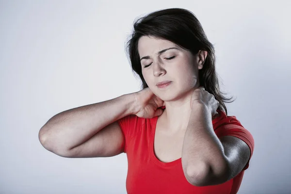 Wanita dengan leher dan bahu sakit dan cedera, tangan wanita pada otot yang menderita — Stok Foto