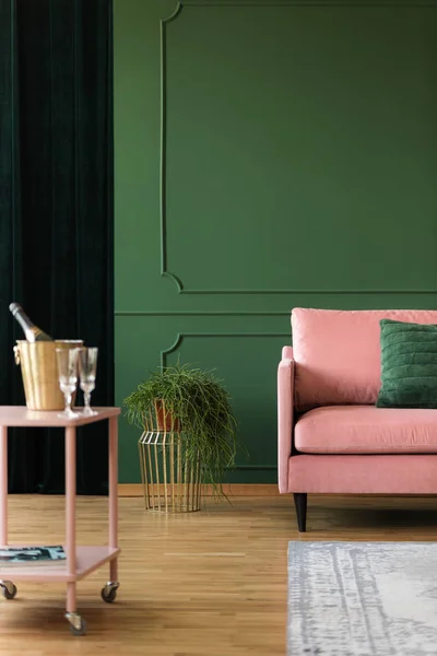 Modern glamour nappali rózsaszín kanapéval és asztallal — Stock Fotó