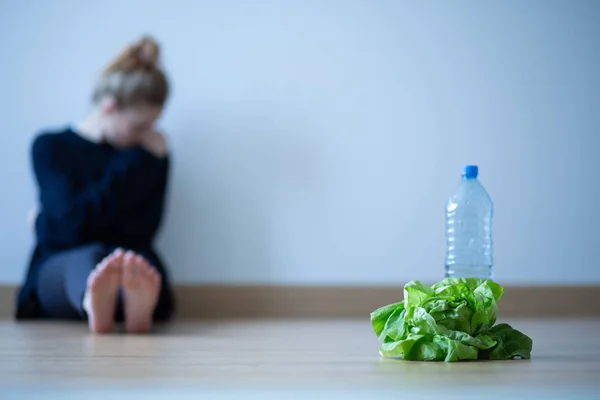 Menina adolescente com anorexia nervosa estar em dieta restrita de água e salada — Fotografia de Stock
